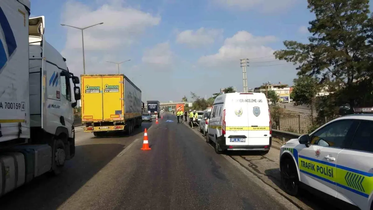 Adana'da Otoyolda Tırın Çarptığı Şahıs Hayatını Kaybetti