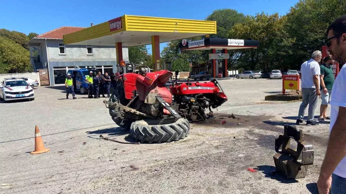Sakarya'da Otomobil ve Traktör Çarpıştı: 4 Yaralı
