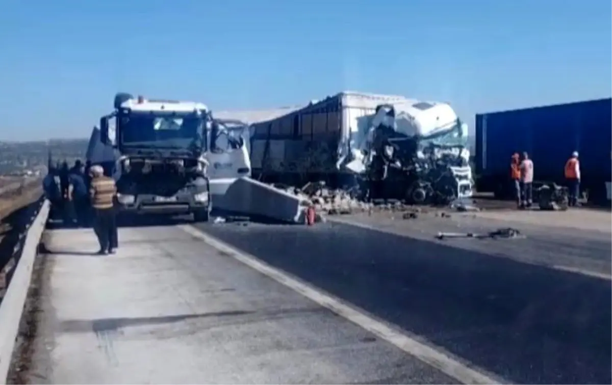 TAG Otoyolu'nda Tır Çarpışması: 2 Yaralı
