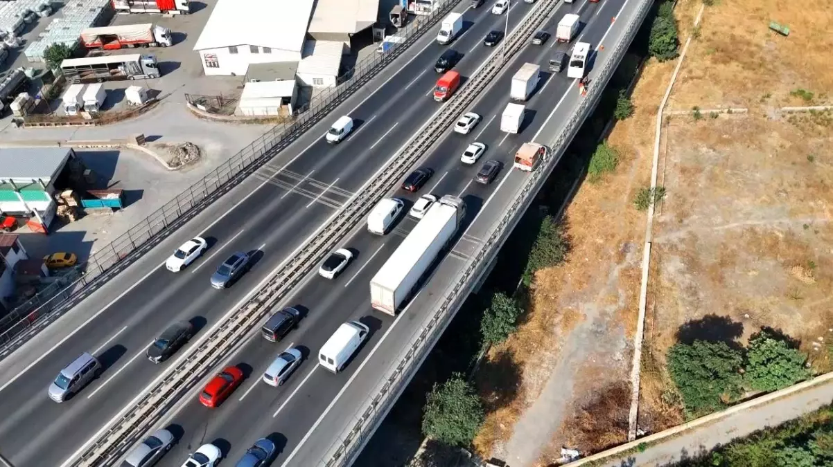 TEM Otoyolu'nda İkinci Kamyon Devrildi, Trafik Felç Oldu