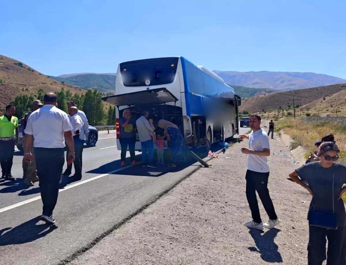 Erzincan'da Yolcu Otobüsü Kaza Yapladı: 1 Yaralı