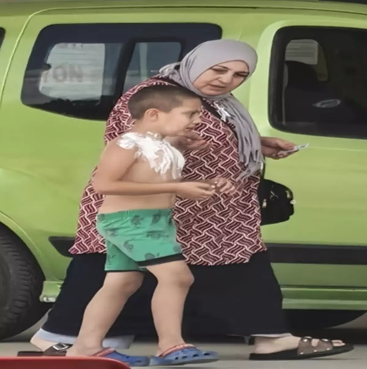 İnegöl'de Parfüm Sıktı, Çakmakla Ateş Yaktı: 7 Yaşındaki Çocuk Yaralandı