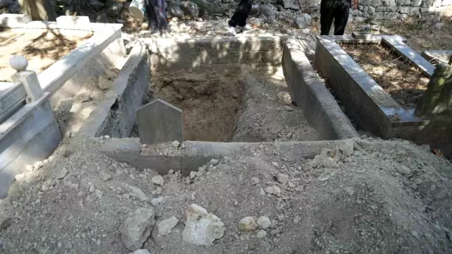 arnavutkoy de define bulmak amaciyla kazilan 15 18973427 o