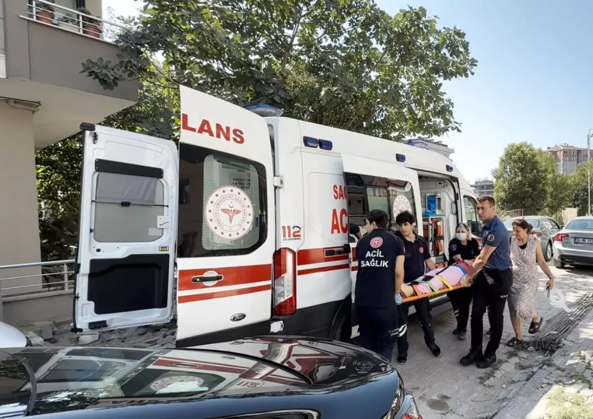 İstanbul Avcılar'da Cam Temizlerken Düşen Kadın Hastaneye Kaldırıldı