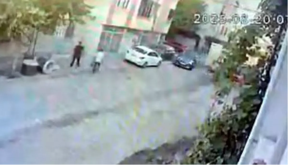 Avcılar'da Park Halindeki Araca Çarpıp Kaçan Sürücü Aranıyor