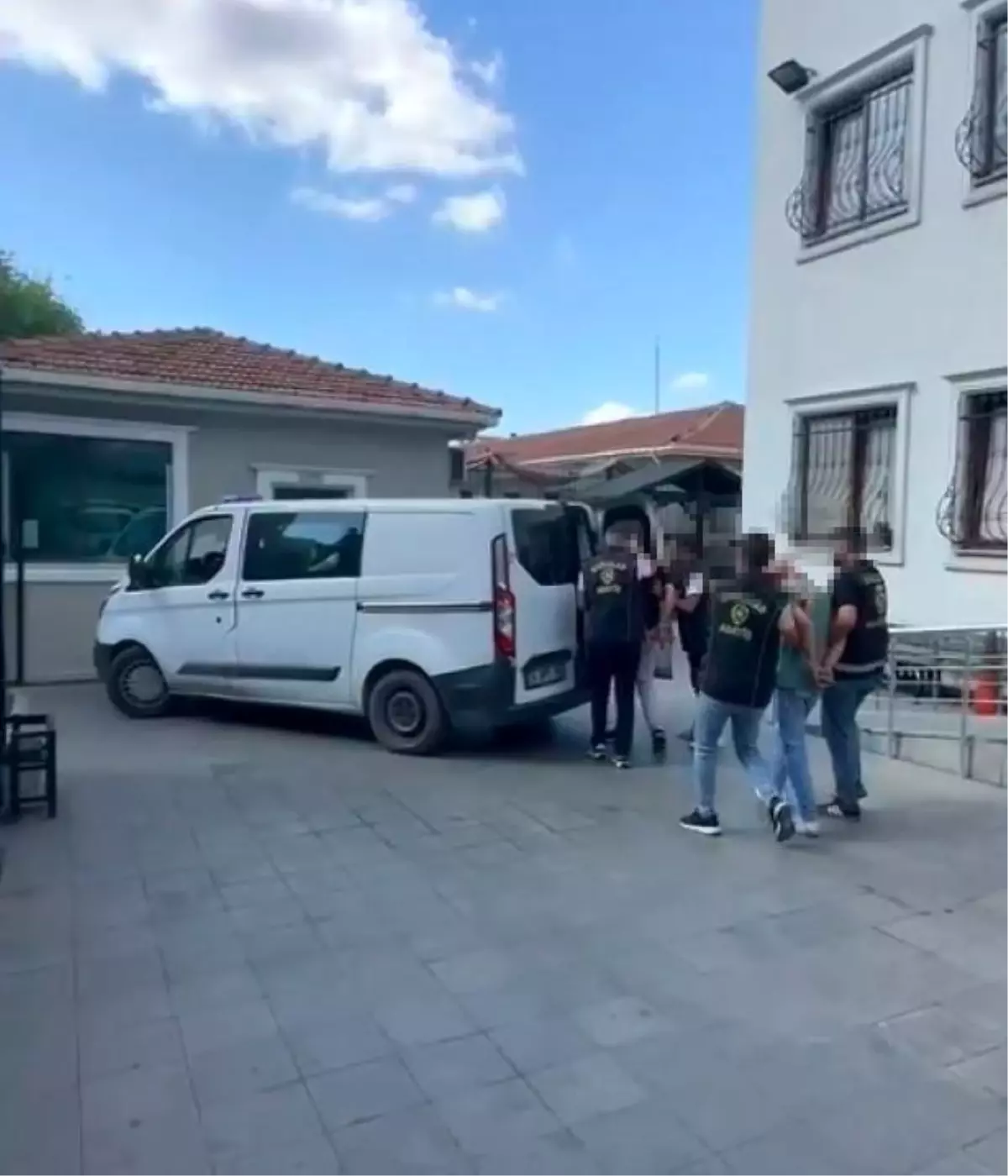 Bağcılar'da İş Yerine Silahlı Saldırı: İki Şüpheli Tutuklandı