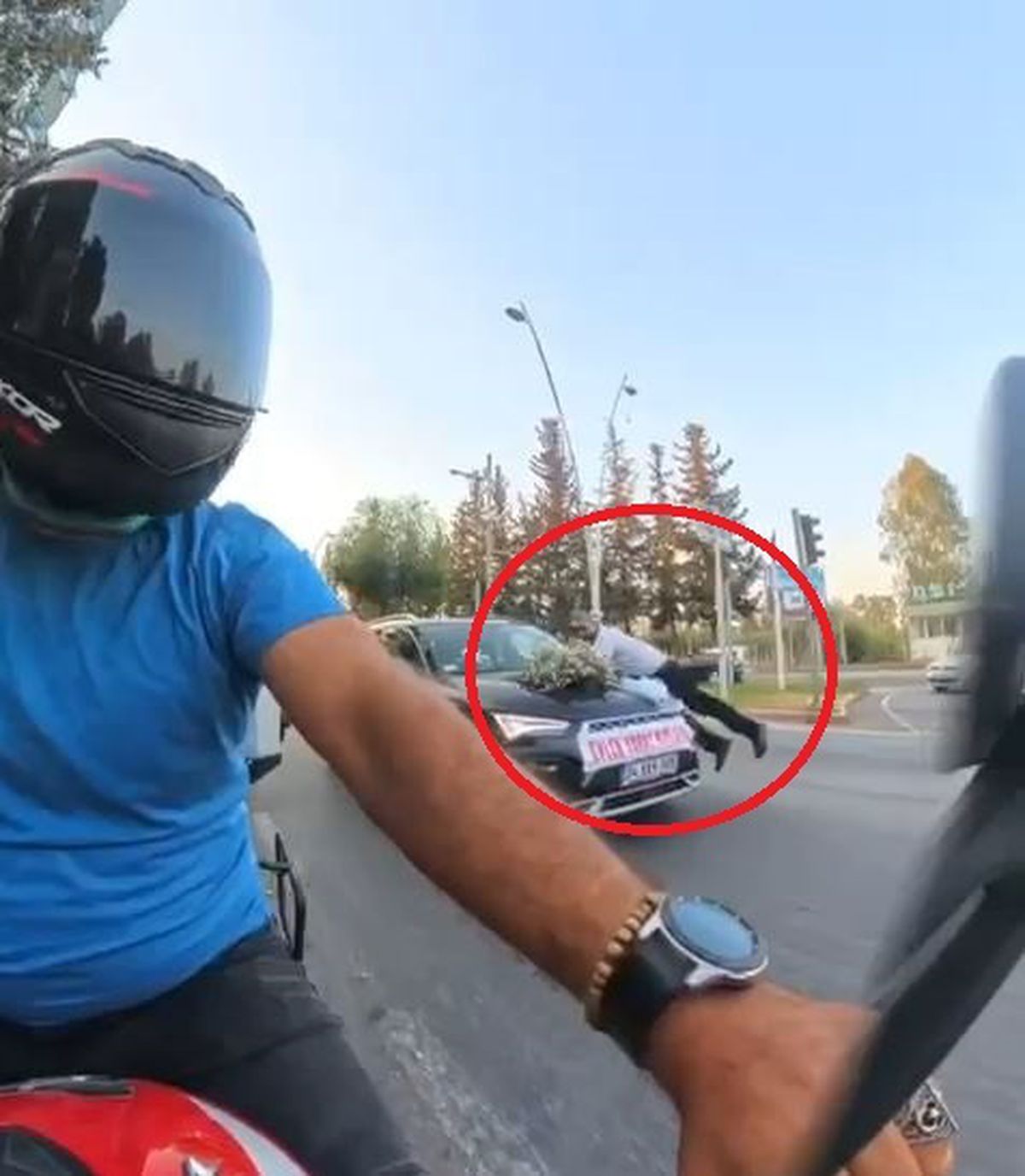 Adana'da Gelin Arabasına Atlayan Bahşişçi Sosyal Medyayı Salladı
