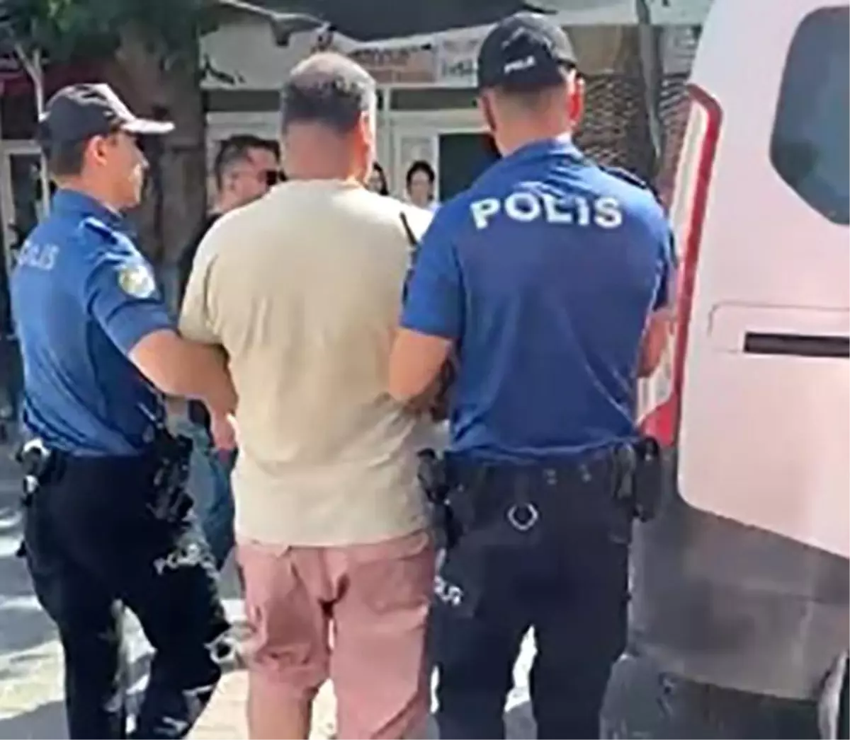 İzmir'de Bıçaklı Gasp Girişimi: Şüpheli Suçüstü Yakalandı