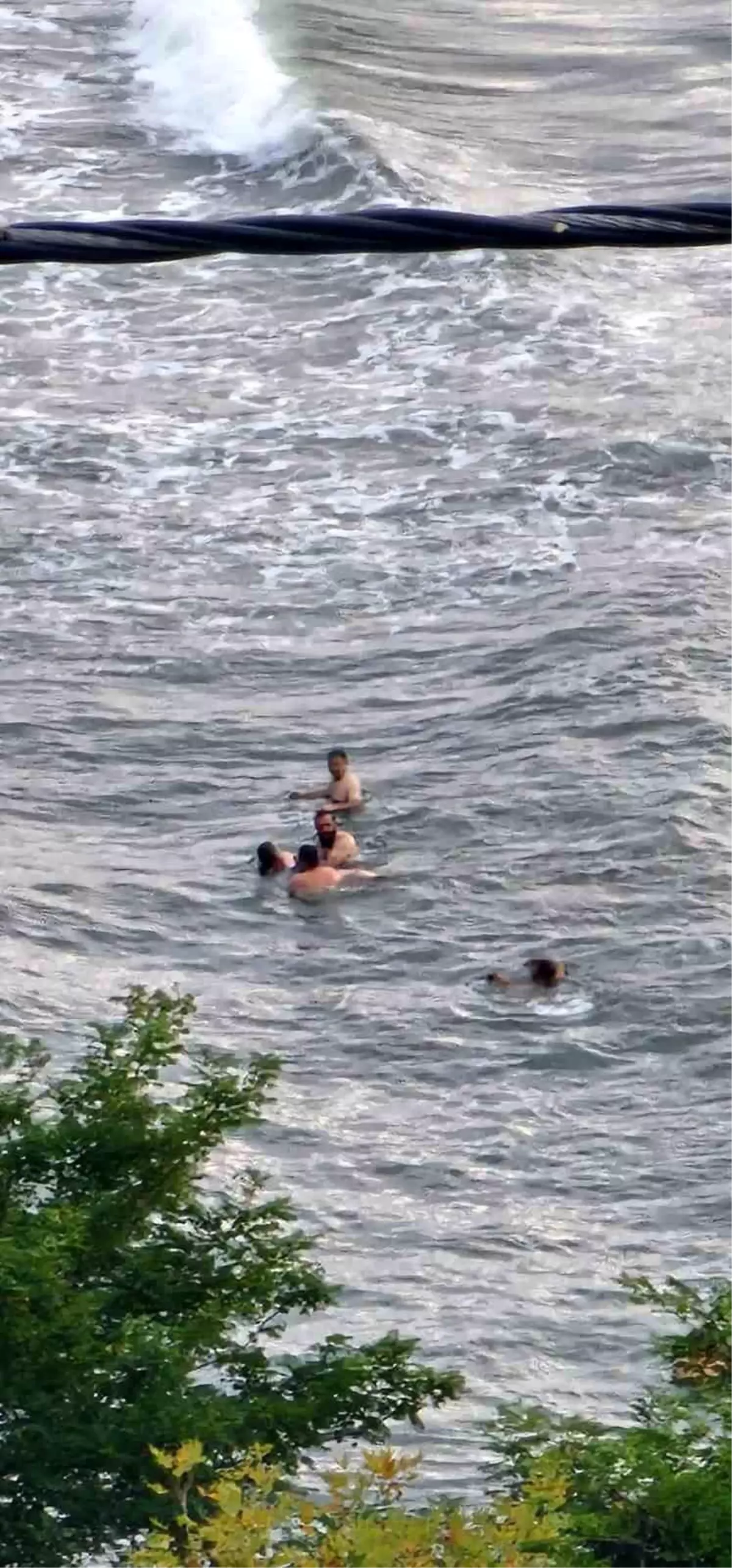 Zonguldak'ta Boğulma Tehlikesi Geçiren 3 Kadın Kurtarıldı