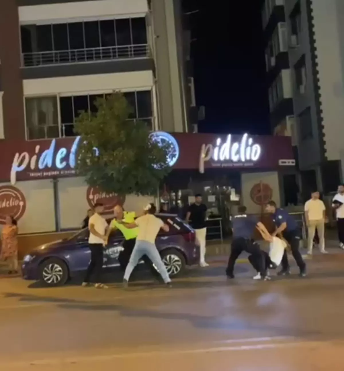 İzmir'de Polislere Saldırı: 2 Kişi Tutuklandı
