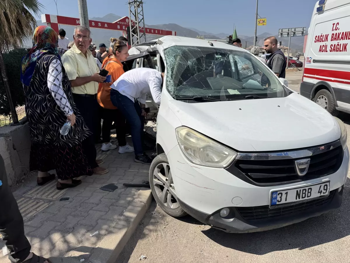 Hassa'da Düğüne Giden Ailenin Otomobiliyle Çekici Çarpıştı: 3 Ölü, 2 Yaralı