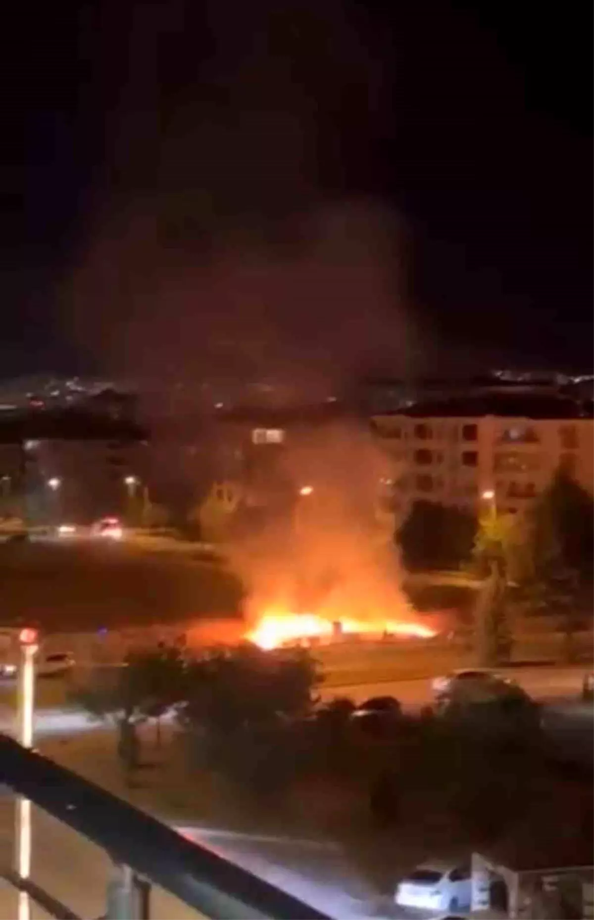 Elazığ'da Boş Arazide Yangın Çıktı