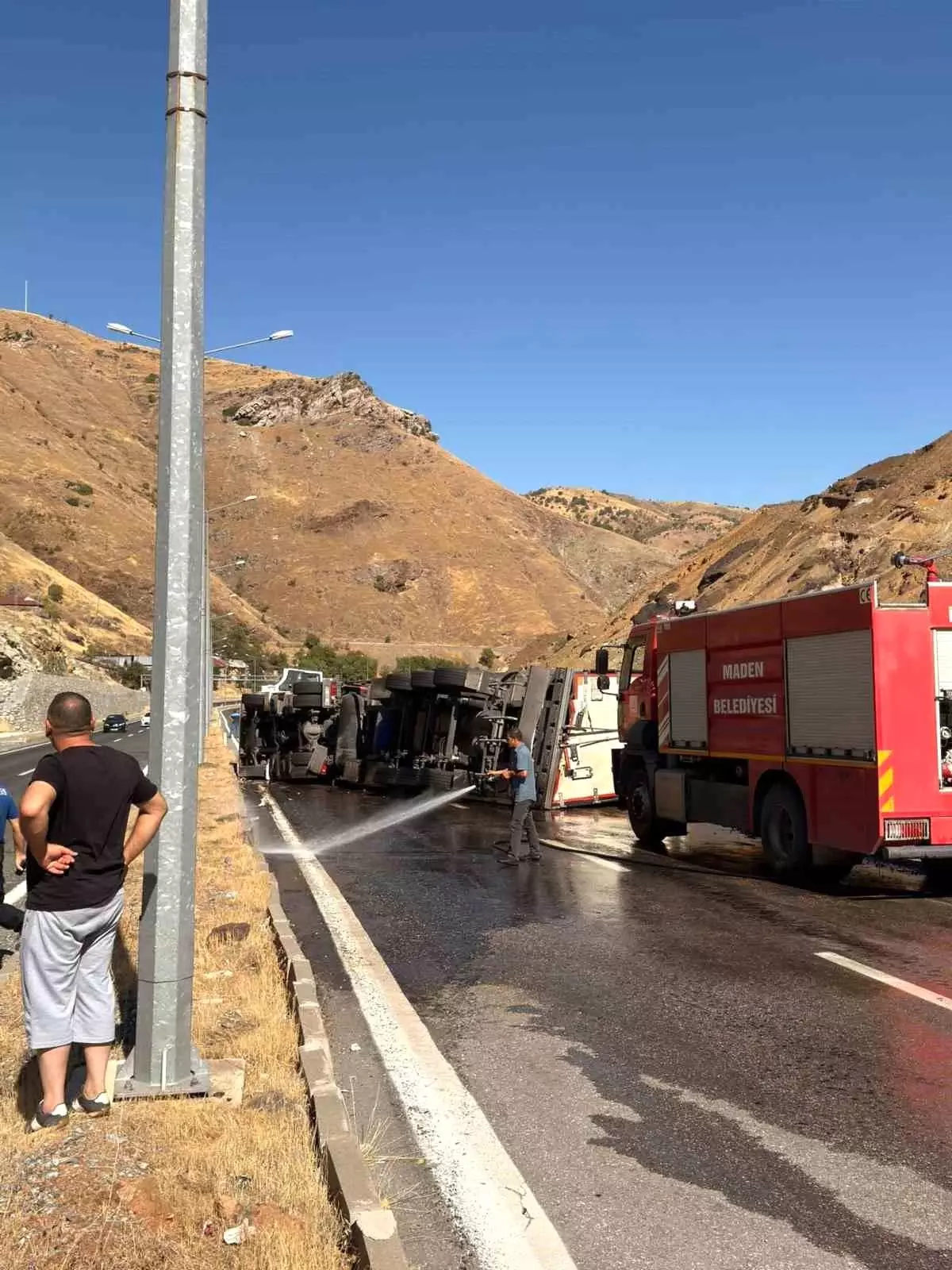 Elazığ'da Dondurulmuş Tavuk Yüklü TIR Devrildi, Kuyruk Oluştu