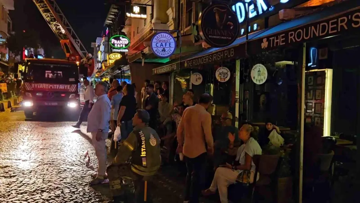 Fatih'te Oteldeki Yangın Paniğe Sebep Oldu