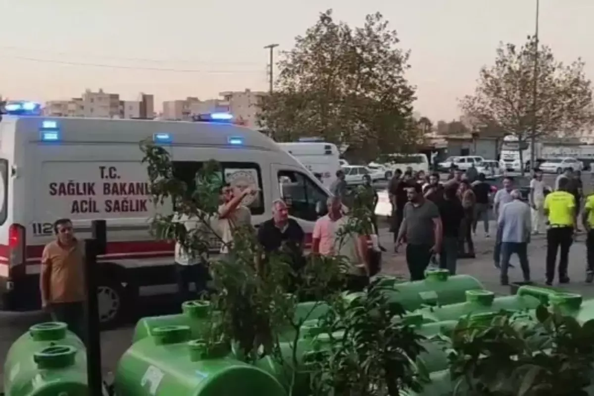 Freni boşalan tır, iş yerine daldı! 3 kişi yaralandı