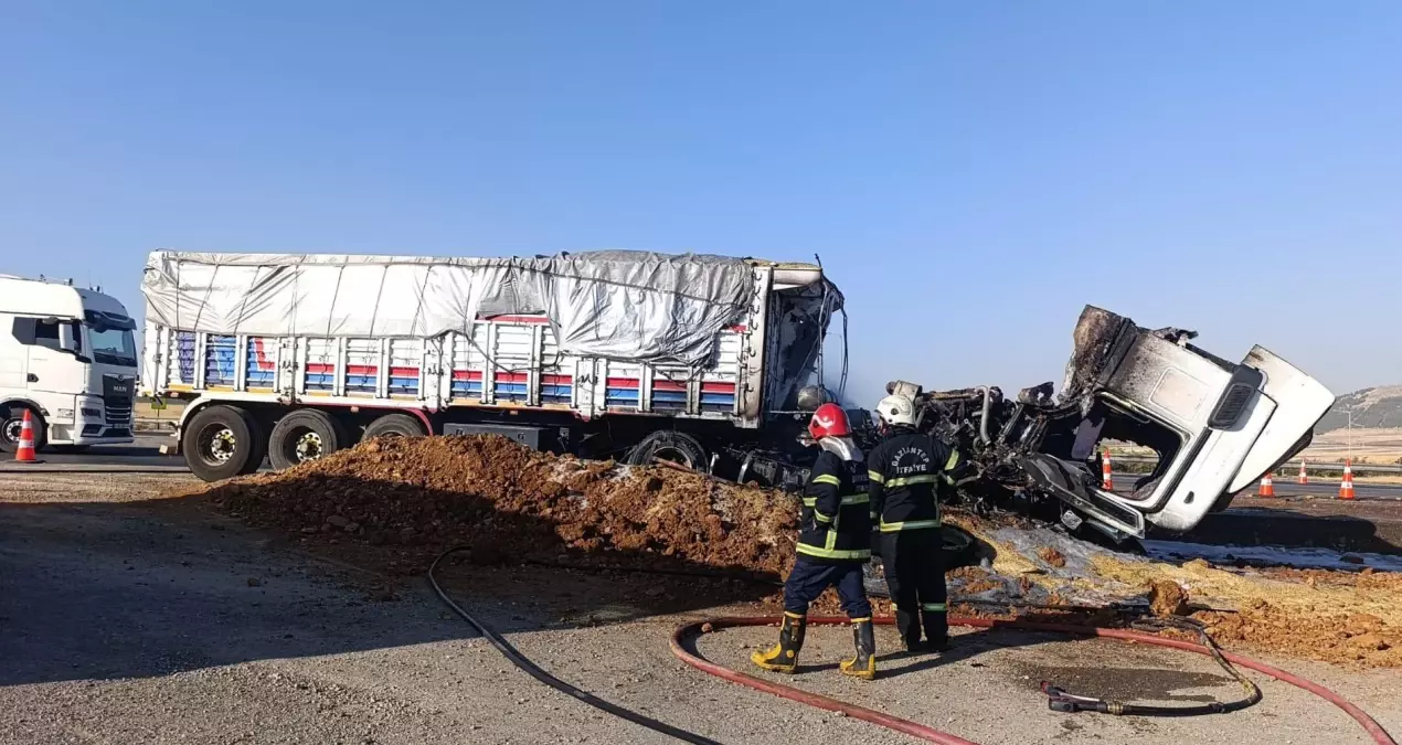Gaziantep'te Arpa Yüklü TIR Yangın Çıkardı, Şoför Yaralandı