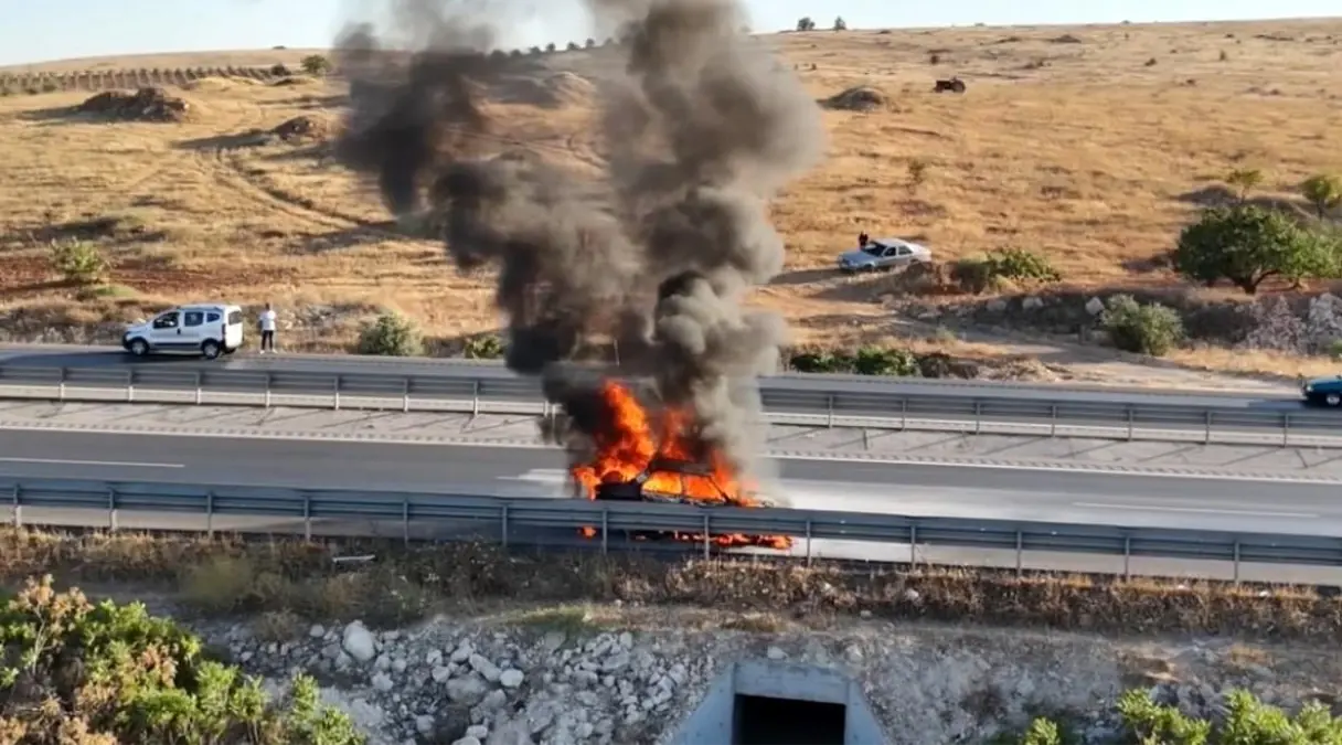 Gaziantep-Nizip Karayolunda Otomobil Yangını: Dron ile Görüntülendi