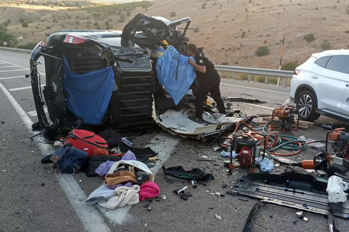 Hafif ticari araç ile otomobil kafa kafaya çarpıştı: 4 ölü, 2 yaralı