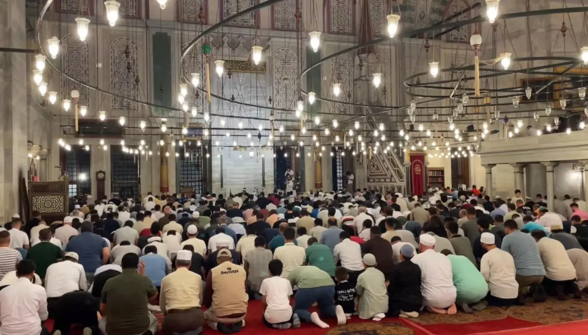 Fatih Camii'nde Gazze İçin Dua Programı