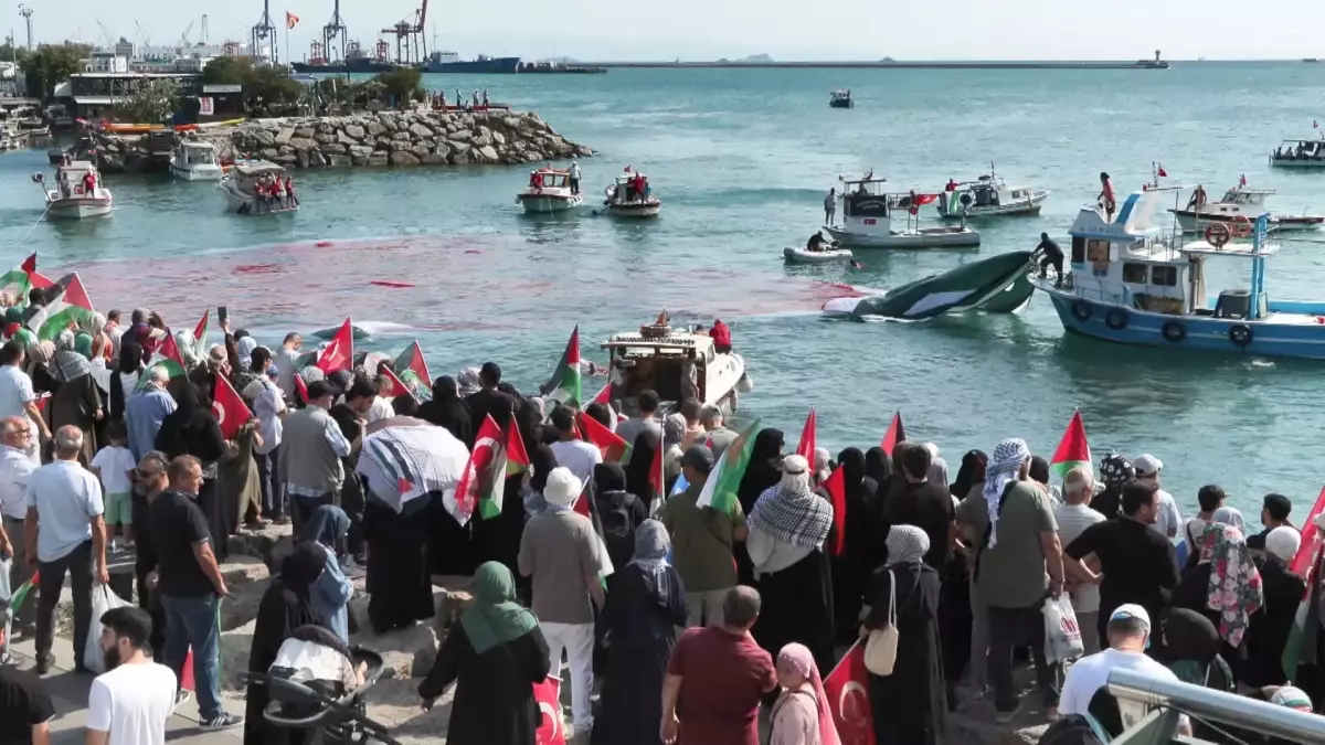 İstanbul Boğazı'nda Gazze İçin Protesto Eylemi