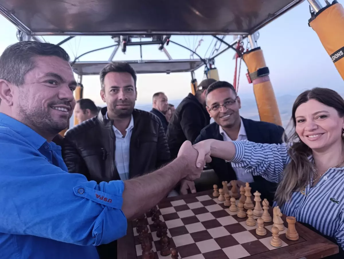 Kapadokya'da Gökyüzünde Satranç Maçı Düzenlendi