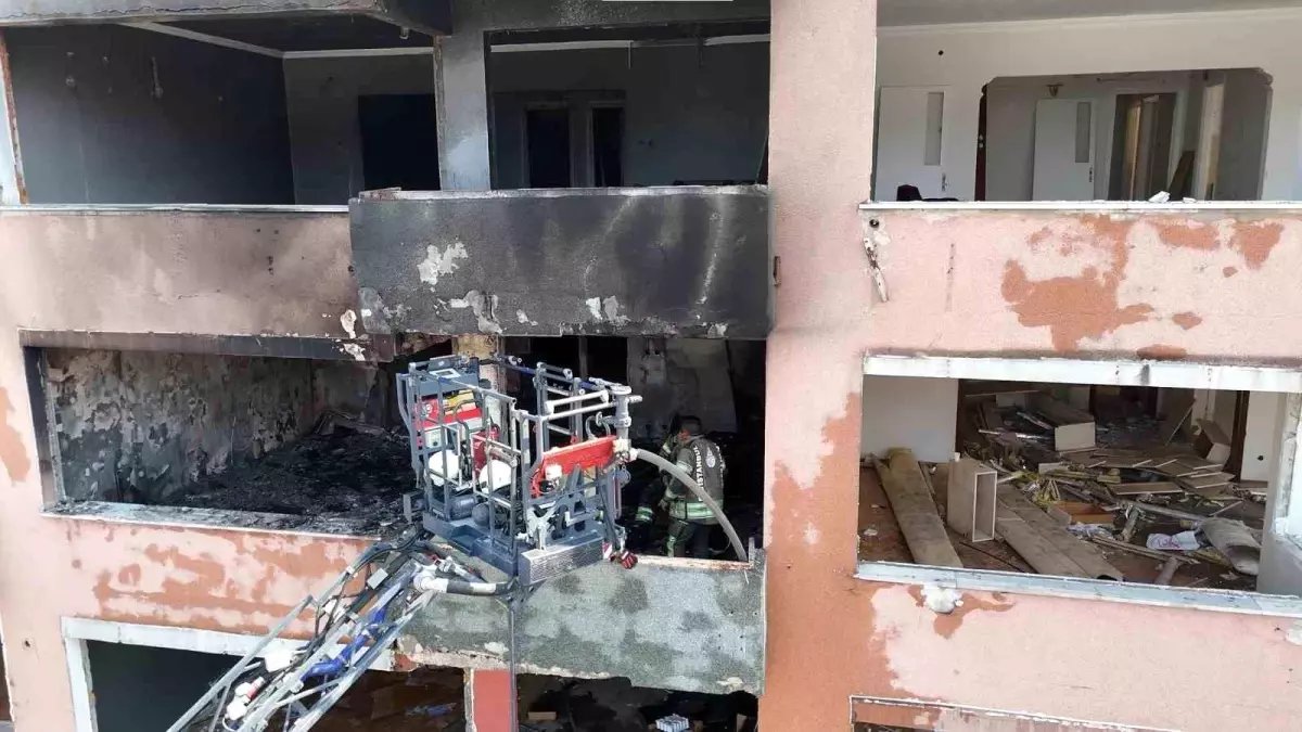 Kartal'da Metruk Bina Yangını: İnceleme Başlatıldı