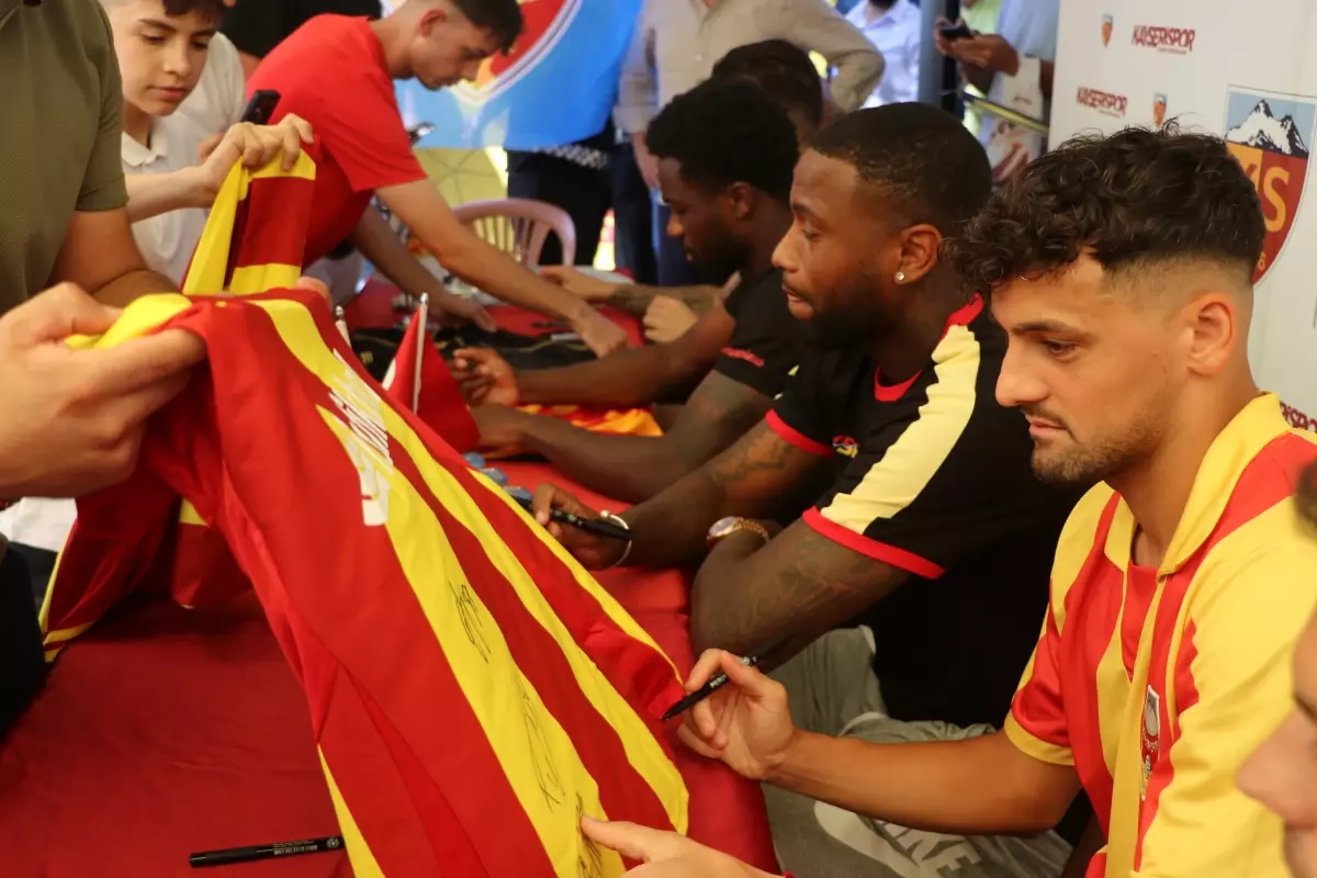 Kayserispor İmza Günü Etkinliği Devam Ediyor