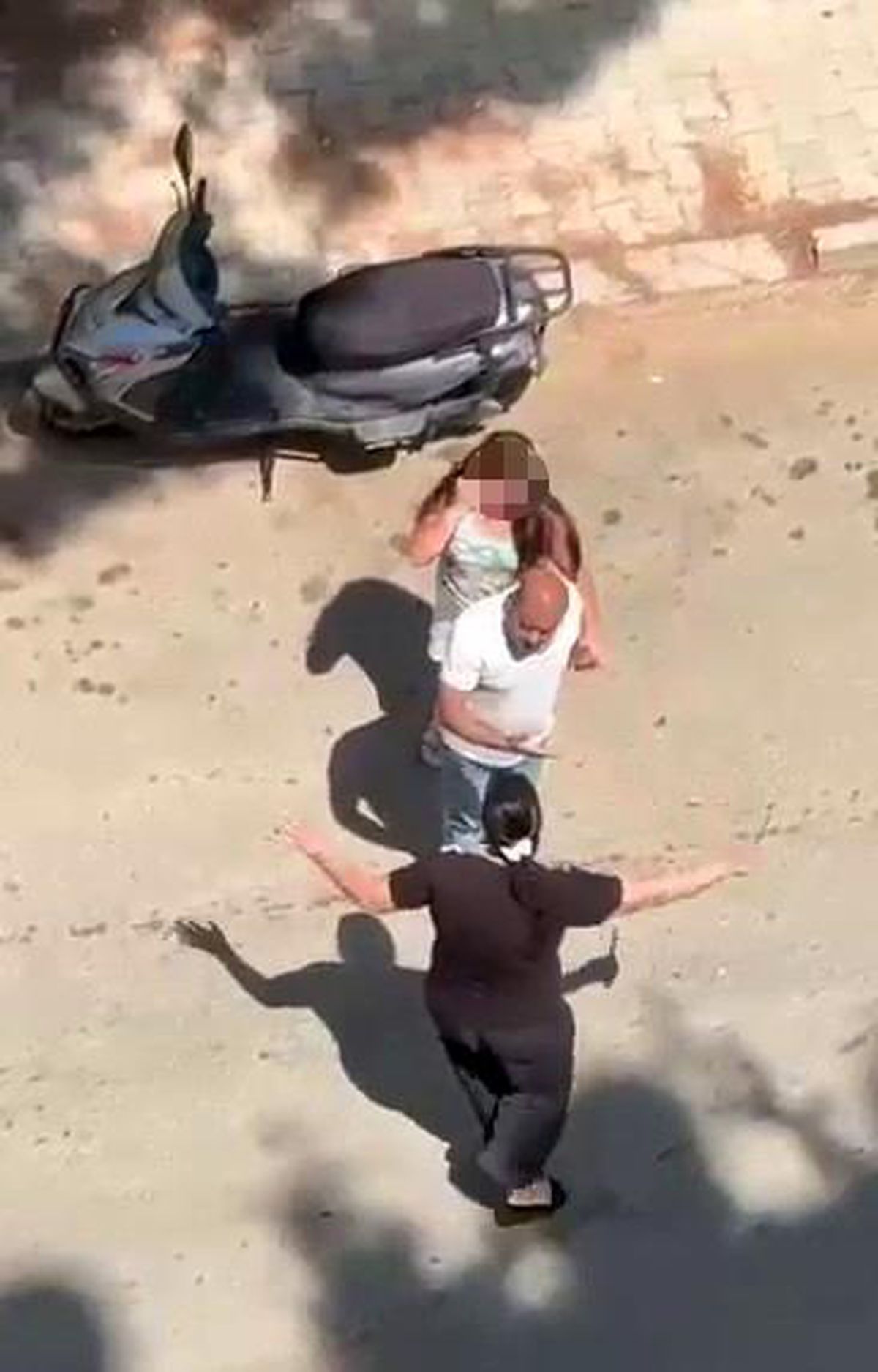 Adana'da Sinir Krizi Geçiren Anne, Kızını Bıçakla Kovaladı