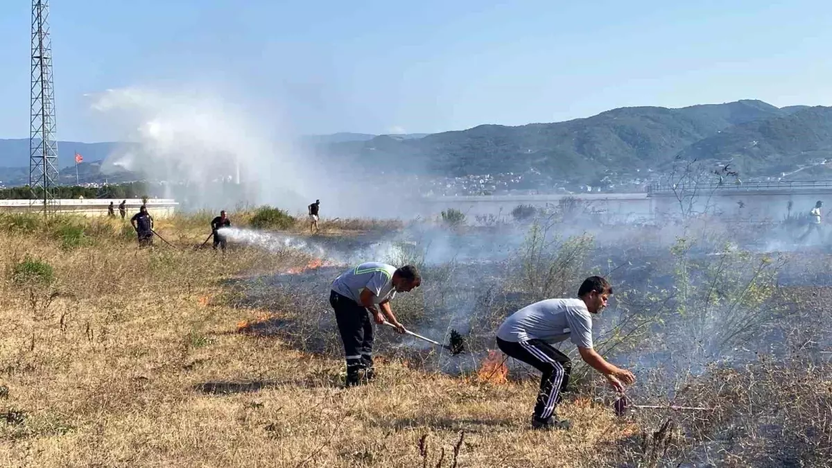 Kocaeli'nin Körfez İlçesinde Otluk Arazide Yangın Çıktı