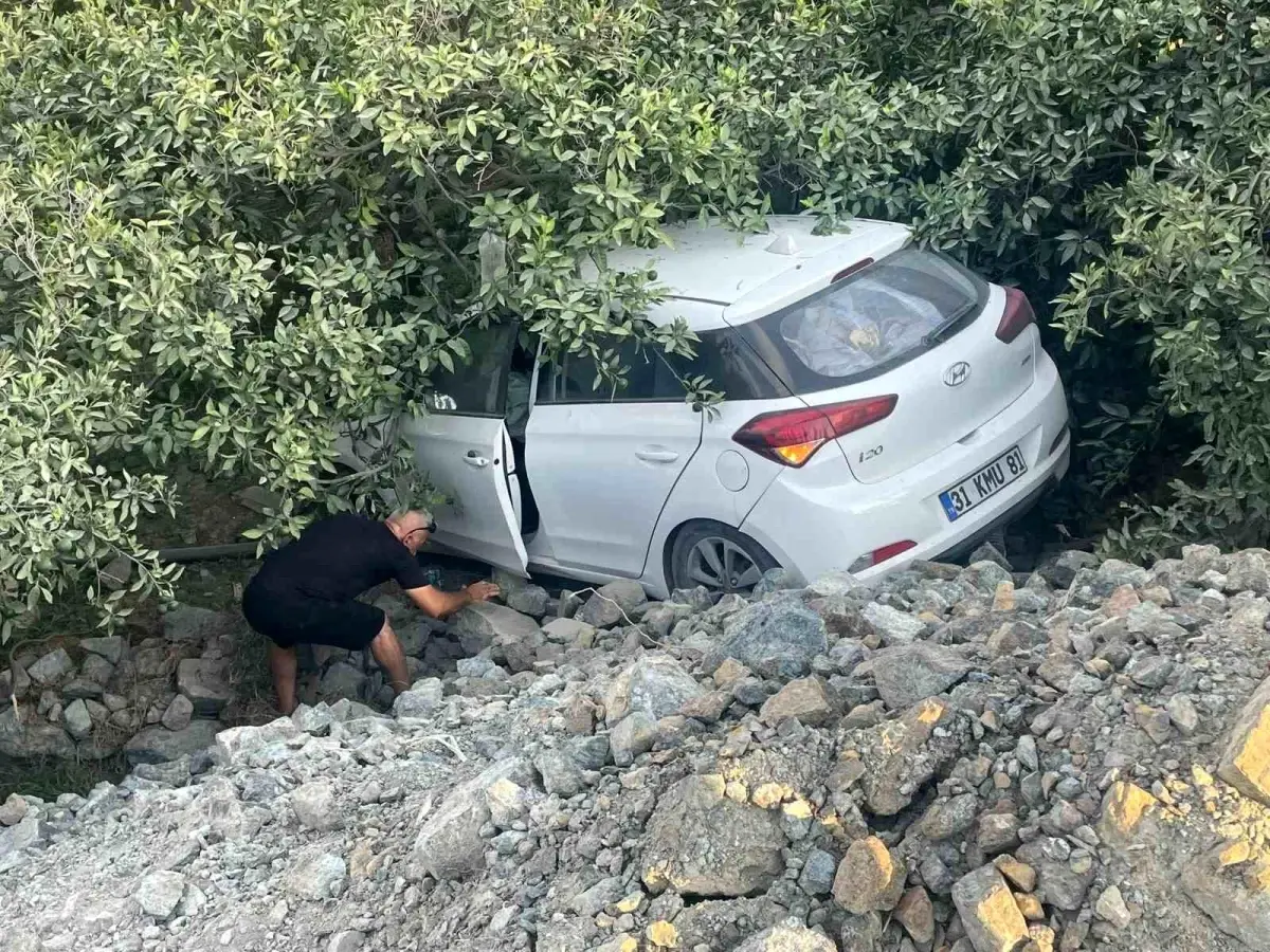 Hatay'da Otomobil Bahçeye Uçtu, Sürücü Yaralandı