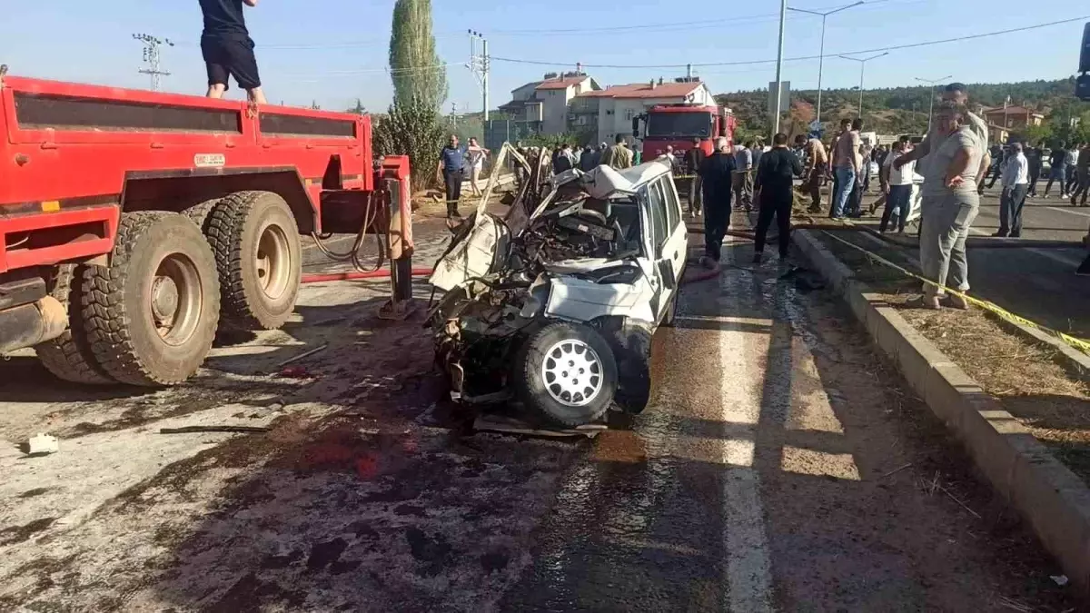 Konya'da Otomobil ve Tır Çarpıştı: 3 Ölü