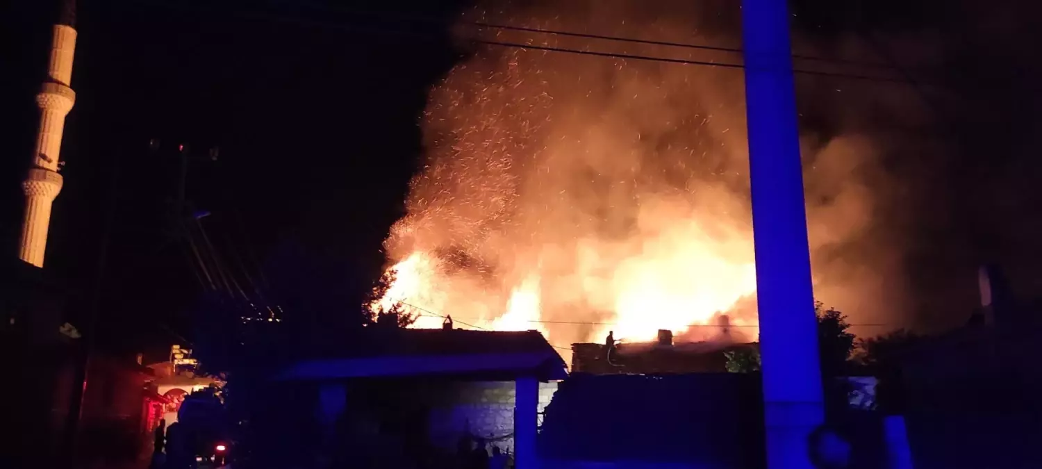 Tavşanlı'da Yangın: 3 Evde Büyük Hasar