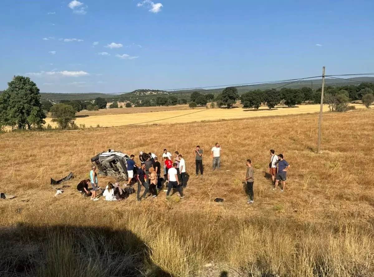 Kütahya'da Otomobil Tarlaya Uçtu: 5 Yaralı