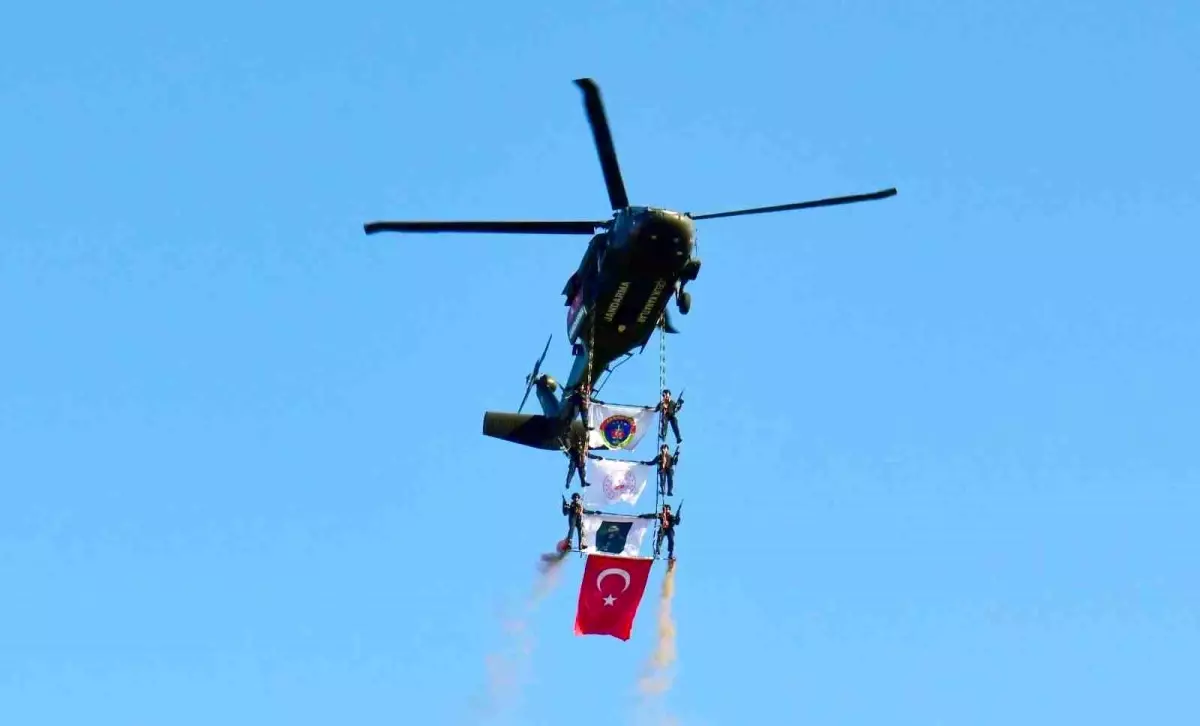 Ahlat'ta Malazgirt Zaferi Kutlamalarında Helikopter Gösterisi