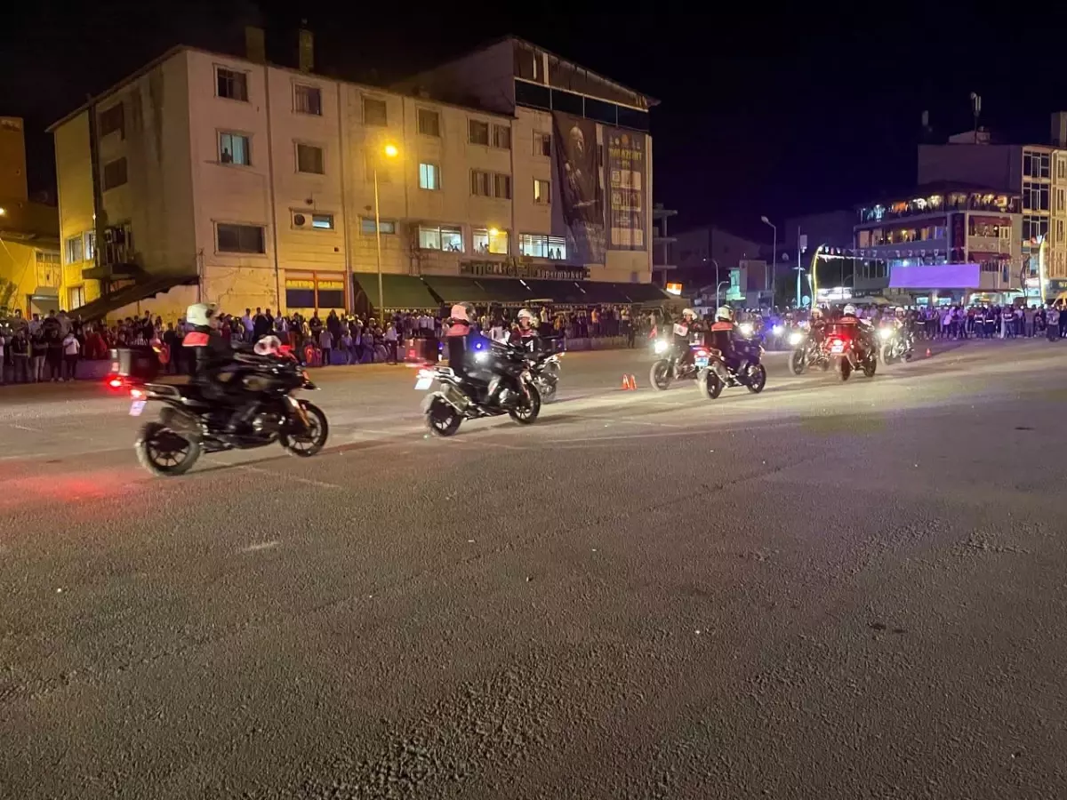 Malazgirt'te zaferin 954. yıldönümünde meşaleler ve Türk bayraklarıyla fener alayı düzenlendi