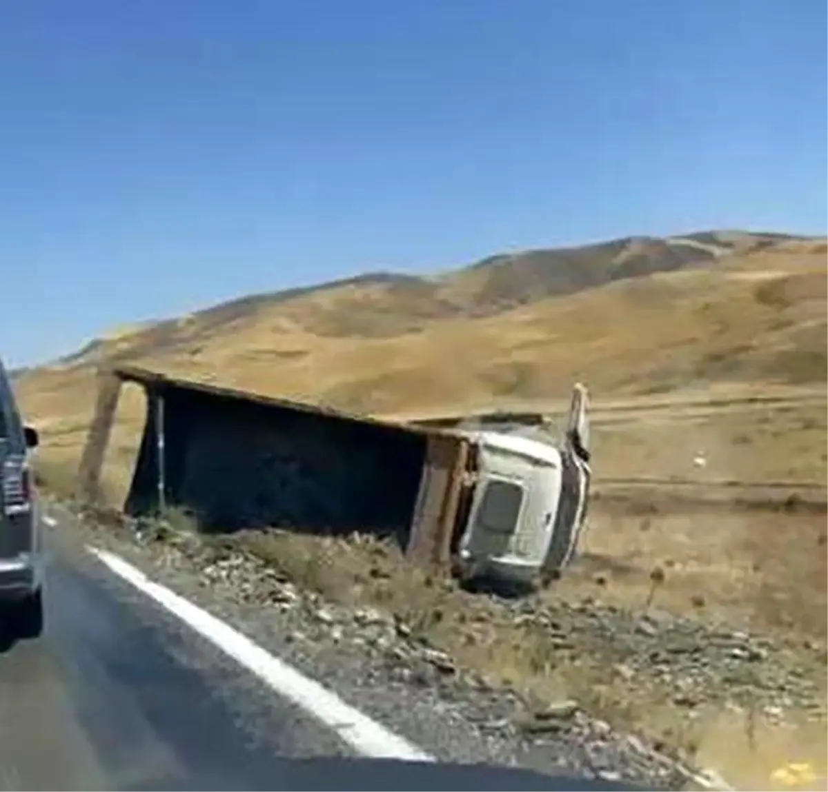Muş'ta Hafriyat Kamyonu Şarampole Yuvarlandı, Sürücü Yaralandı