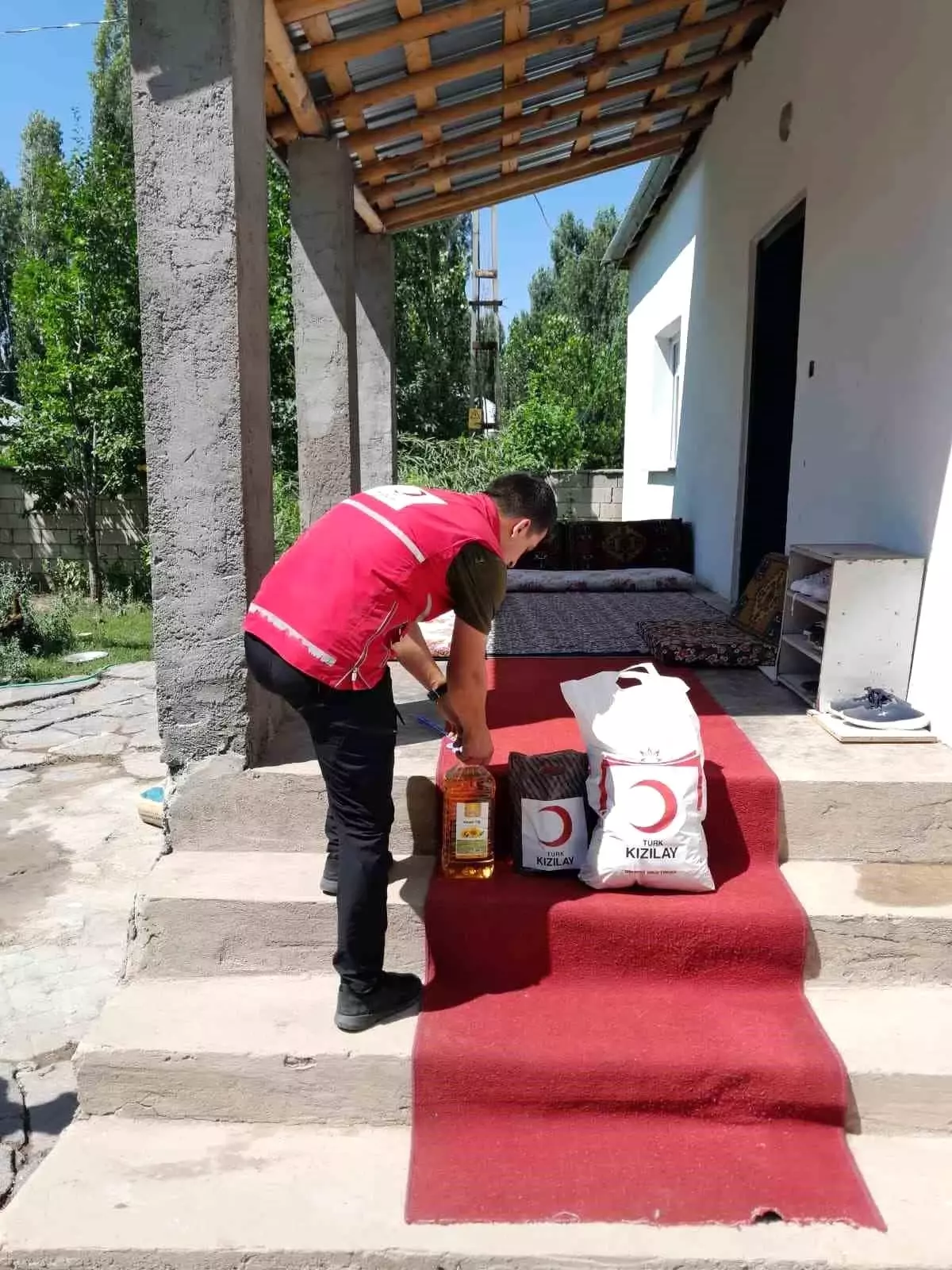 Kızılay'dan Patnos'ta İhtiyaç Sahiplerine Yardım
