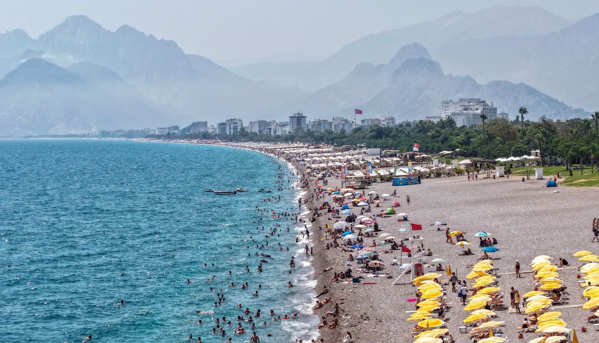 Antalya'da Sıcak Hava Etkisini Gösteriyor: Sıcaklık 36 Dereceyi Buldu