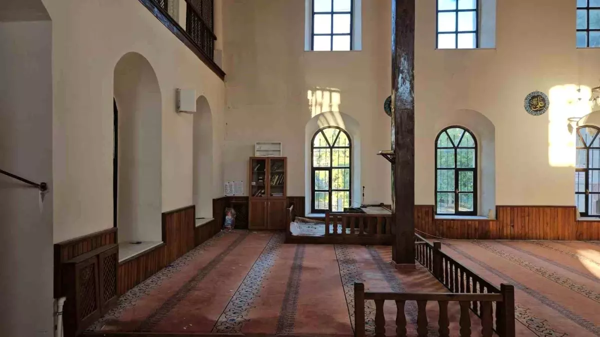 Balıkesir'de 6.1 Büyüklüğündeki Depremde Tarihi Cami Zarar Gördü
