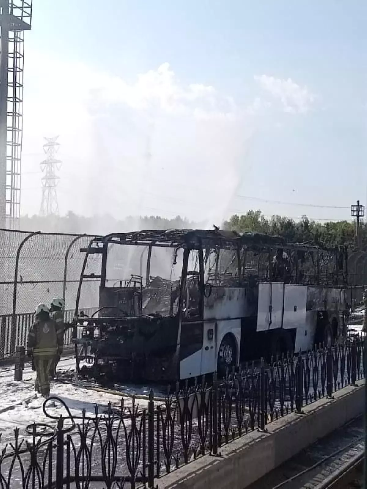 İstanbul'da Servis Otobüsü Yangını: Otobüs Kullanılamaz Hale Geldi