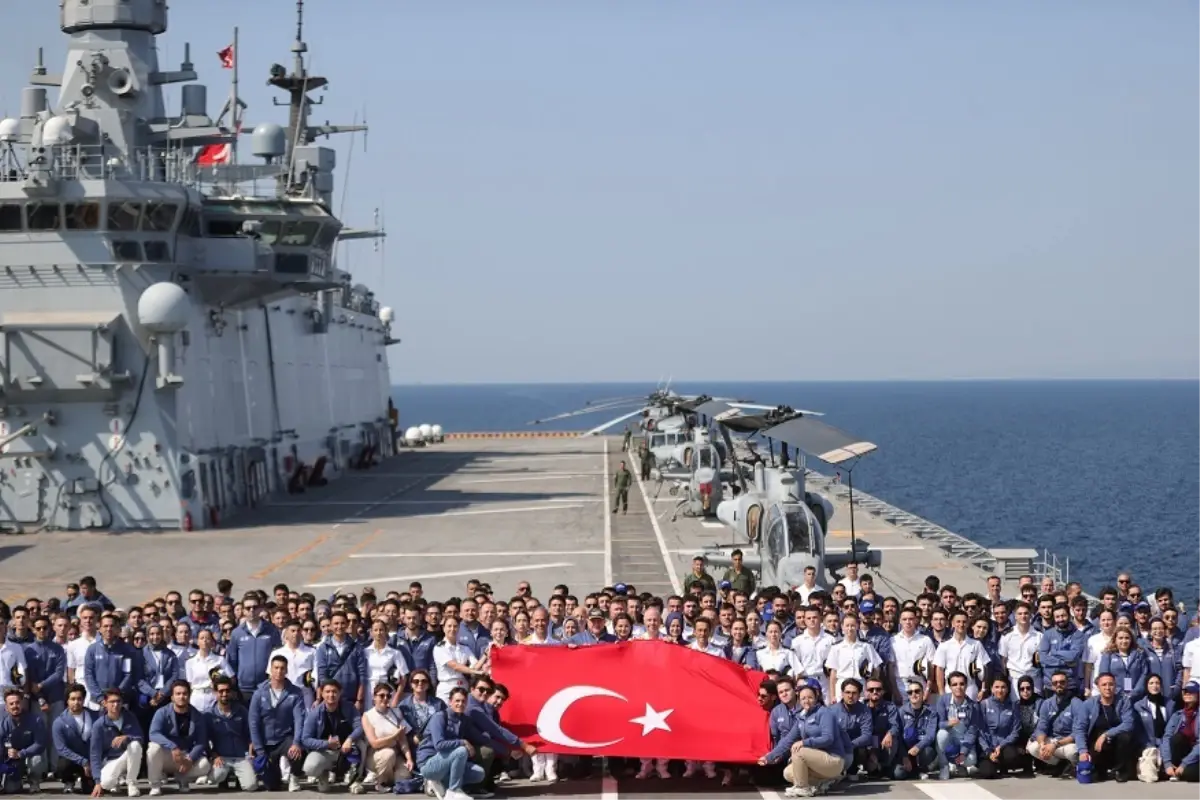TCG Anadolu, 'Zafere Yolculuk' Etkinliğiyle Gençler ile Çanakkale'den İstanbul'a Hareket Etti