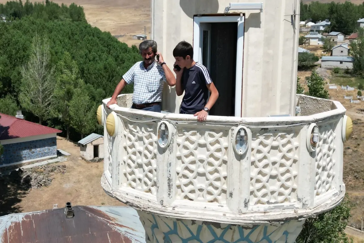 Telefonla konuşmak için minareye çıkıyorlar