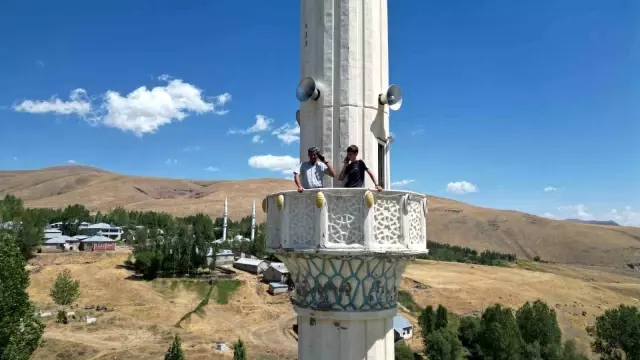 telefonla konusmak icin minareye cikiyorlar 18973643 o