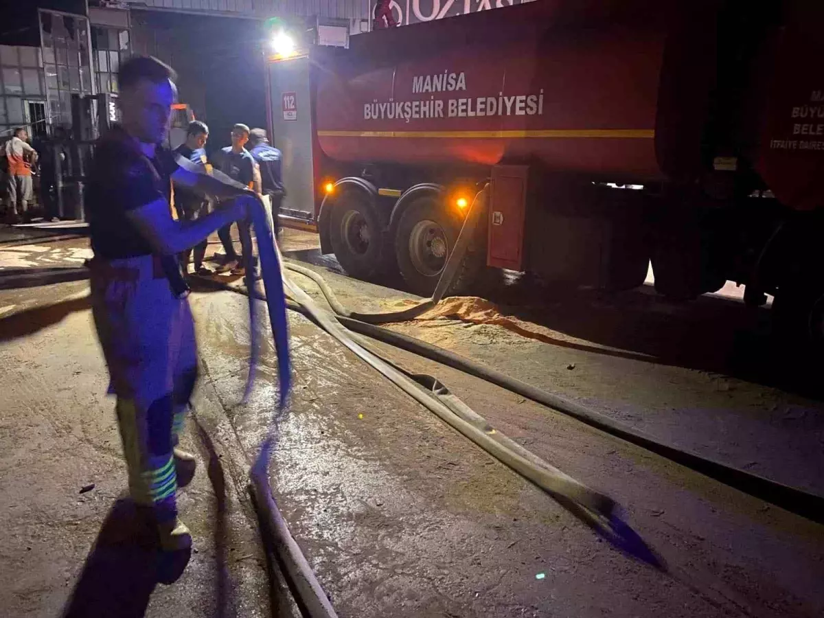 Manisa'da Kereste İşletmesinde Yangın