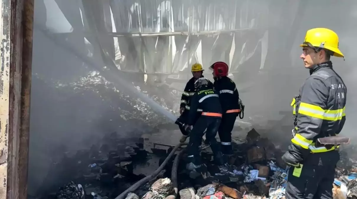 Bakü'de Alışveriş Merkezi Depo Yangını: 4 Kişi Dumandan Etkilenmiş