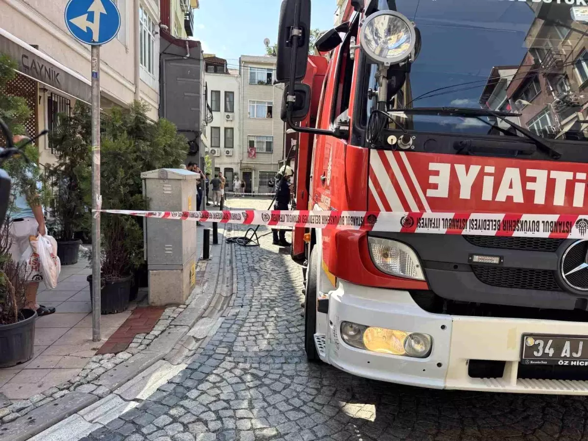 Beşiktaş'ta 3 Katlı Binada Yangın Paniği