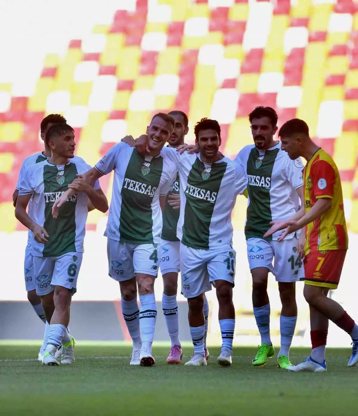 Bursaspor, Yeni Malatyaspor'u 8-0 Mağlup Ederek Lige Fırtına Gibi Girdi