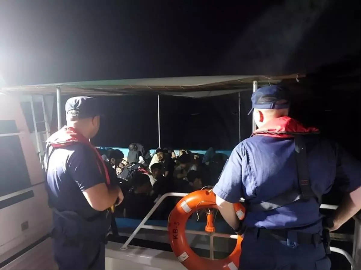 Çanakkale'de Balıkçı Teknesinde 56 Kaçak Göçmen Yakalandı