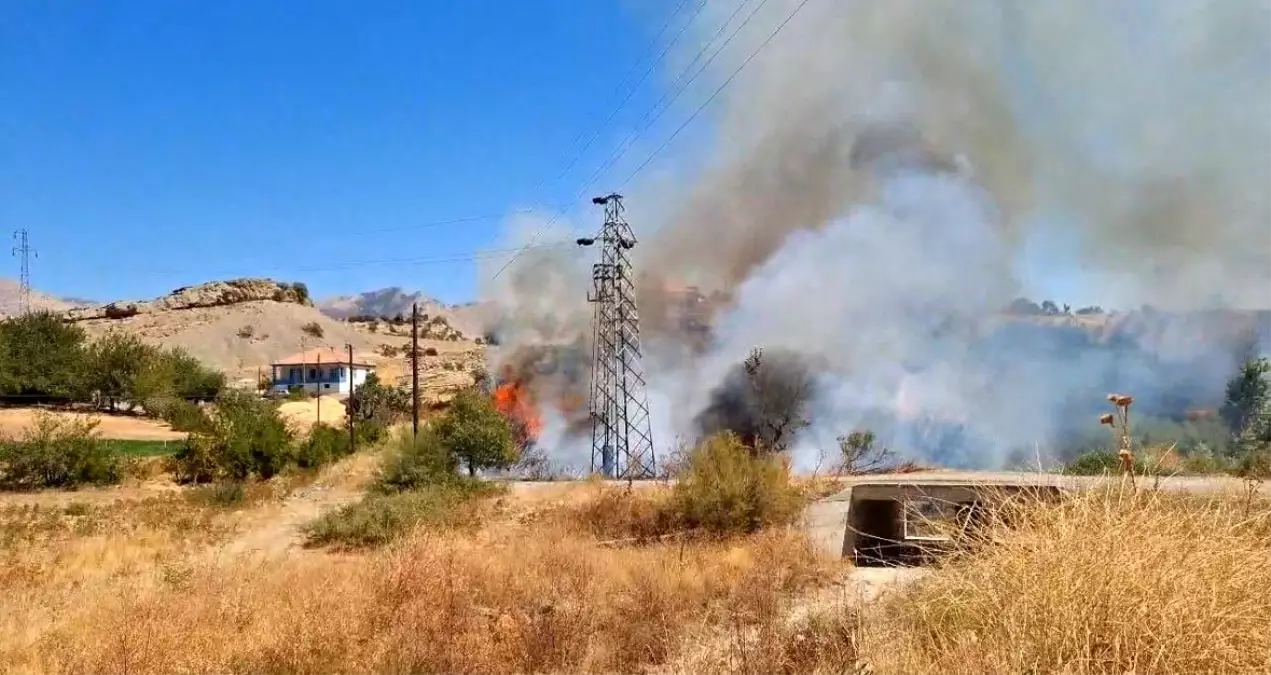 Adıyaman'da Elektrik Direğindeki Patlama Yangına Neden Oldu