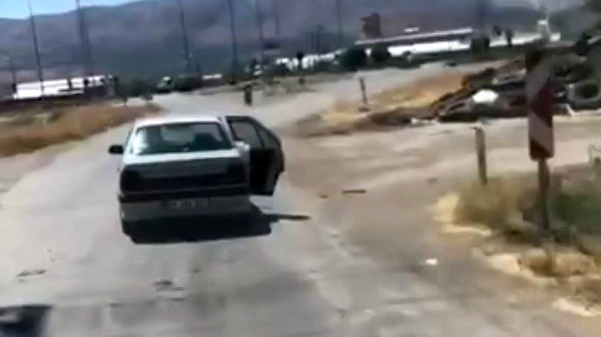 Erzincan'da Kapısı Açık Araç Trafikte Seyrini Sürdürüyor